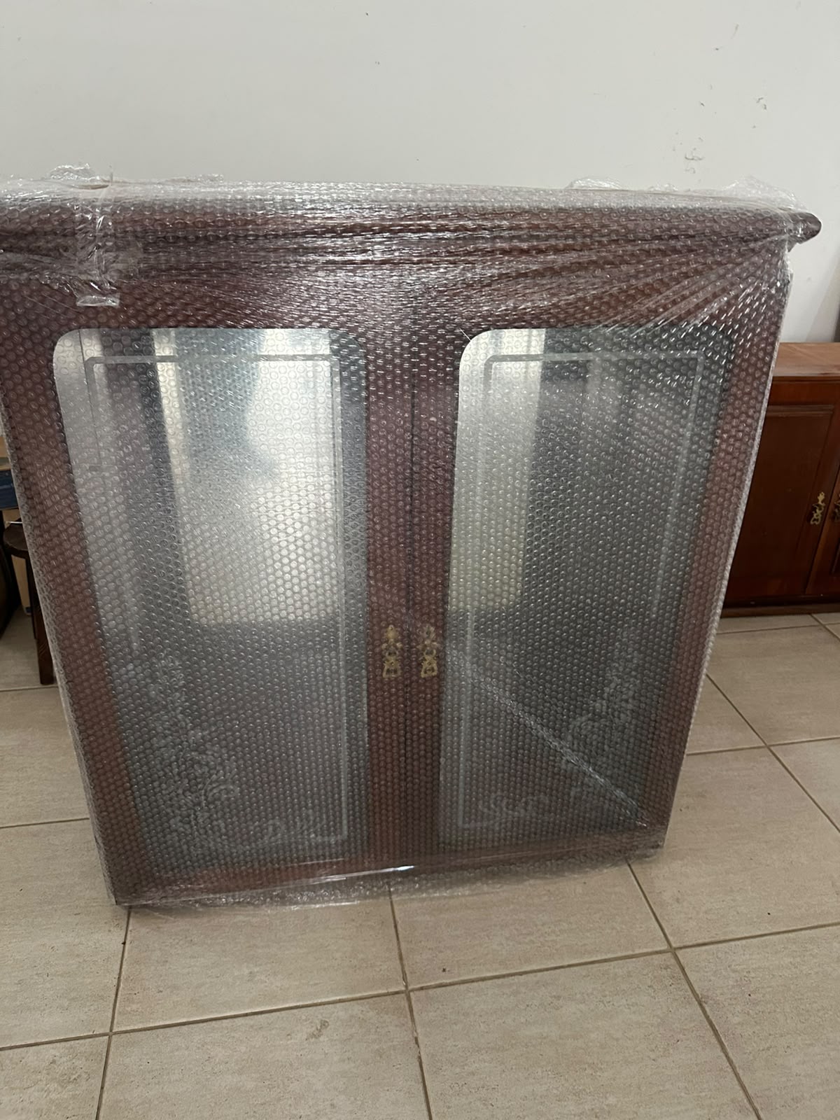 Armário embalado com plástico bolha para proteção na mudança