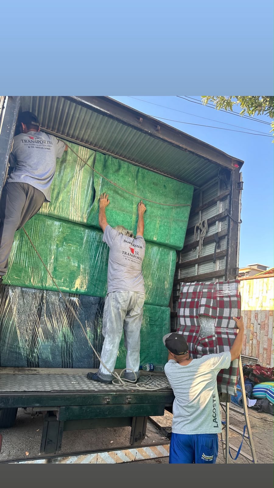 Equipe da JR carregando o caminhão de mudança com cuidado