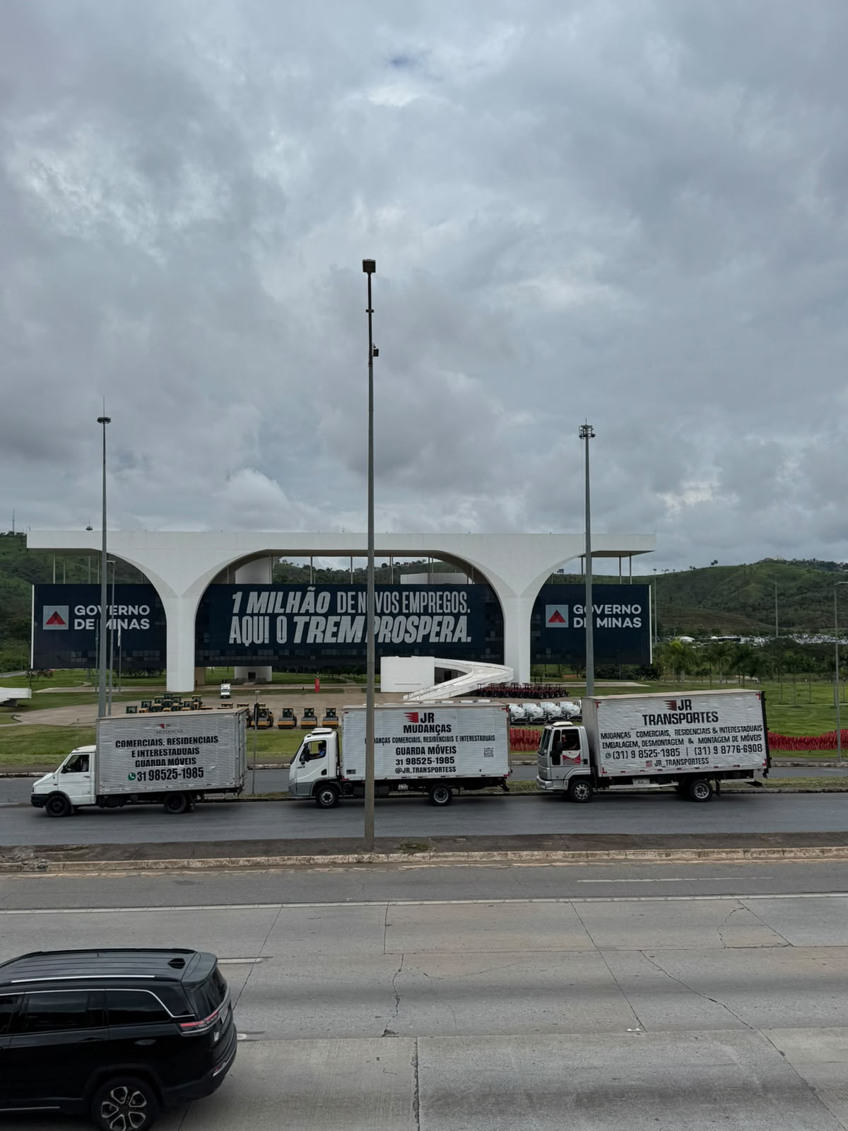 Frota própria de caminhões da transportadora de mudanças JR Transportes BH