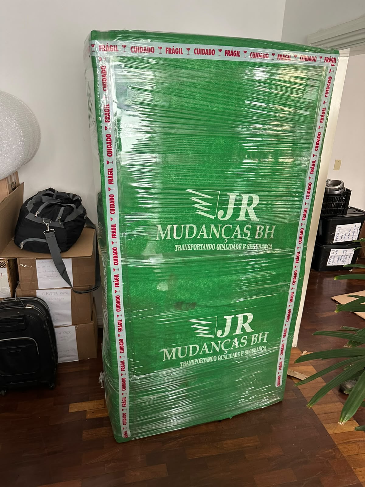 Geladeira embalada com proteção e fita cuidado frágil