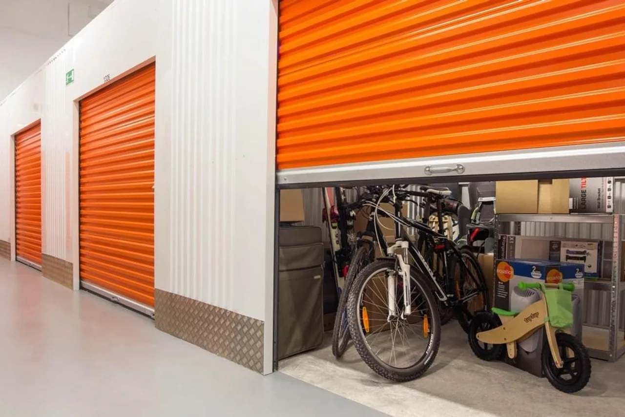 Guarda-móveis JR em Venda Nova, BH — Espaço para móveis, bikes, caixas e objetos diversos