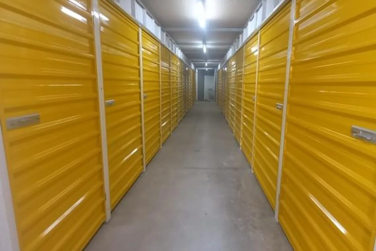 Guarda-móveis JR em Venda Nova, BH — Ambiente seco, iluminado e bem ventilado