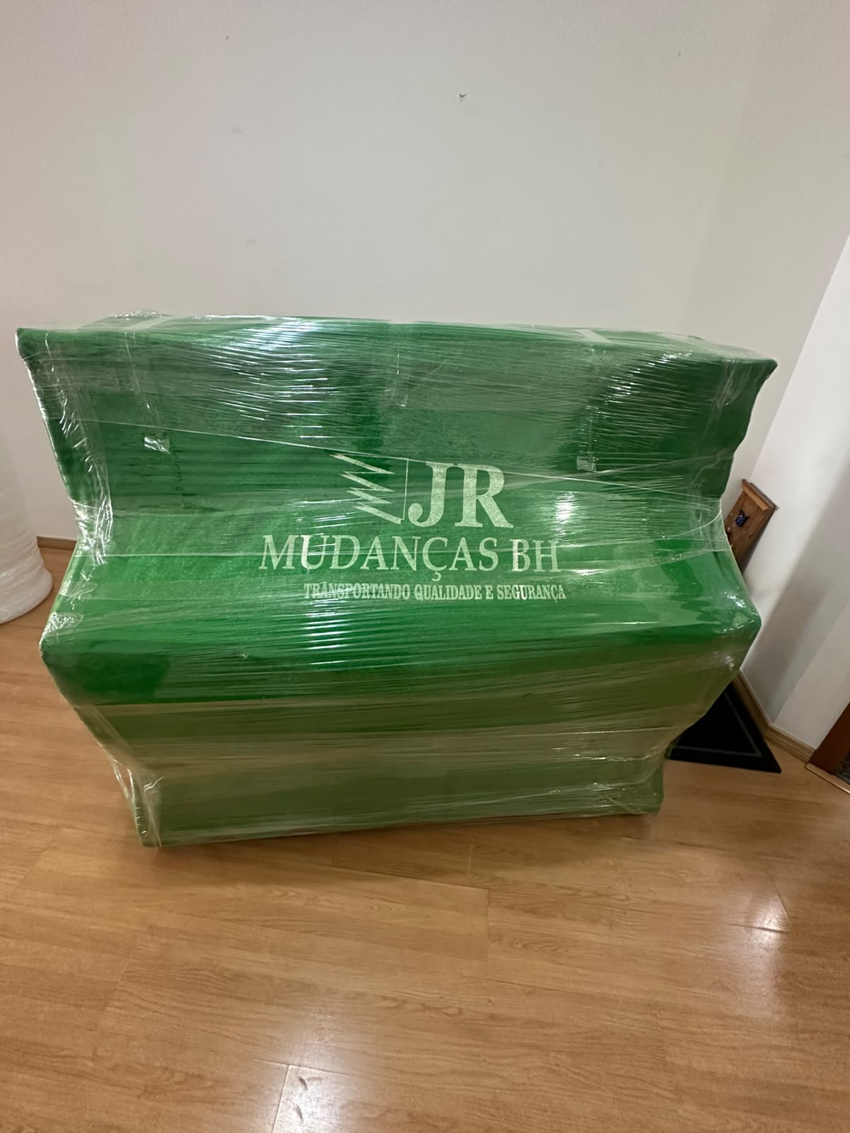 Móvel embalado em filme stretch verde JR Mudanças BH