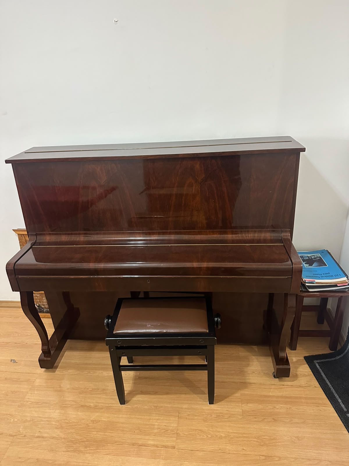 Piano sendo transportado com cuidado especial pela equipe JR
