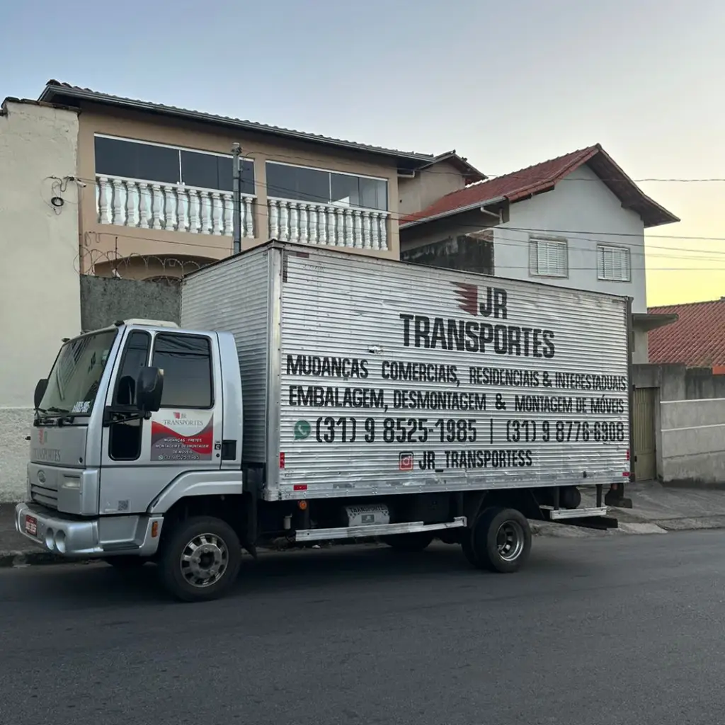 Caminhão da JR Mudanças pronto para viagem de Belo Horizonte para São Paulo