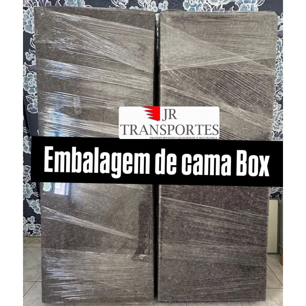 Profissional embalando sofá com plástico bolha para mudança interestadual